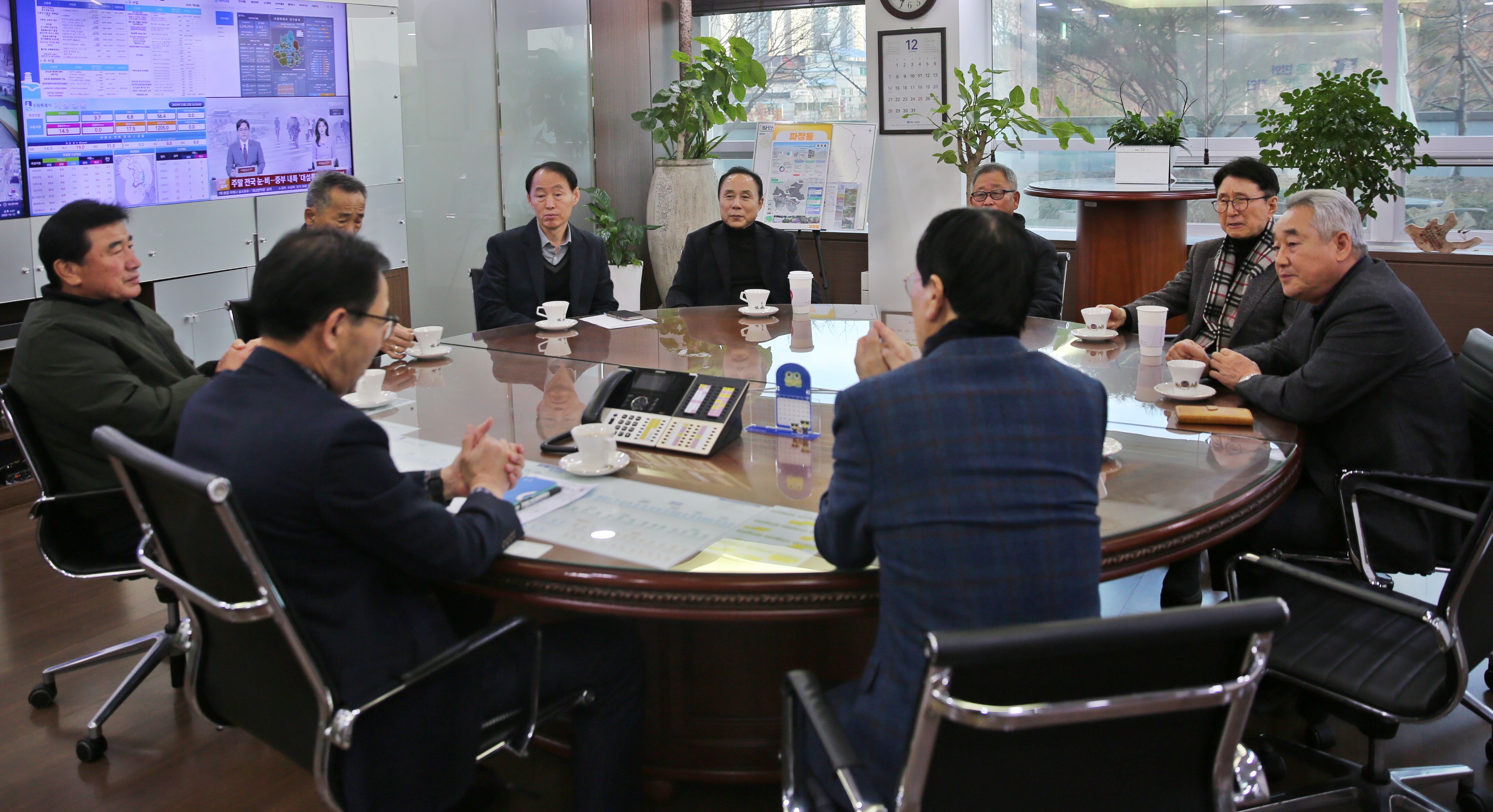 전직주민자치위원장협의회 이웃돕기 쌀 기부 전달식3번 사진